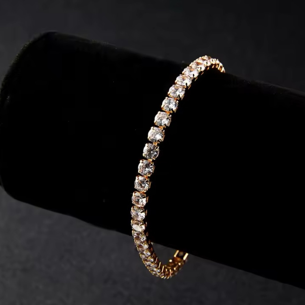NWT Gorgeous Fashion Crystal Luxurious Bracelet Gold